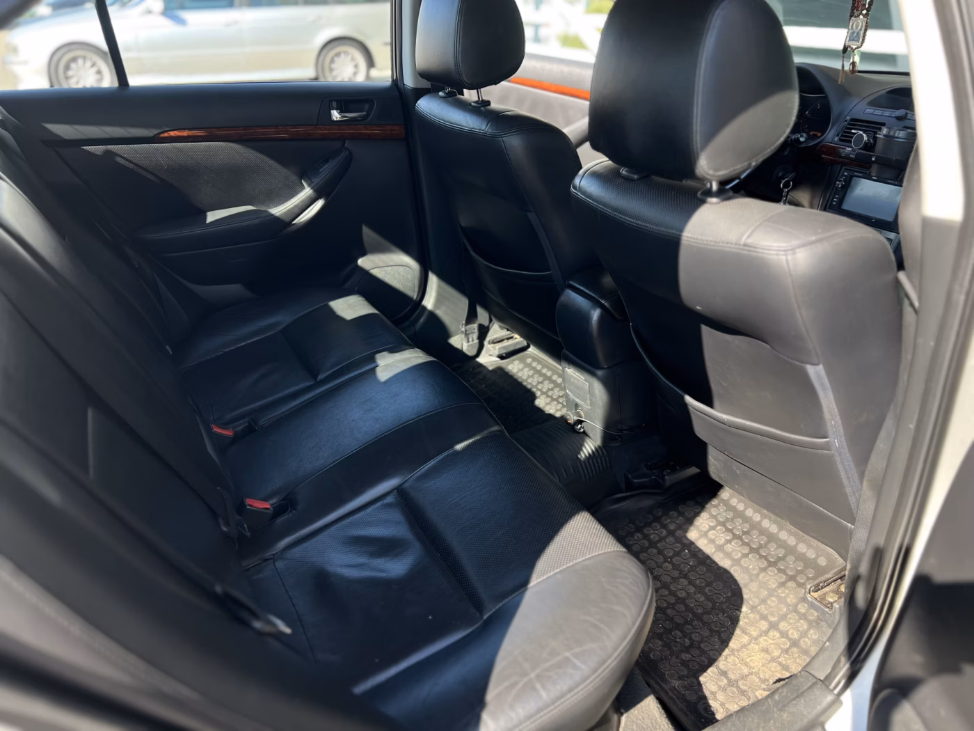 Toyota Avensis фото 13