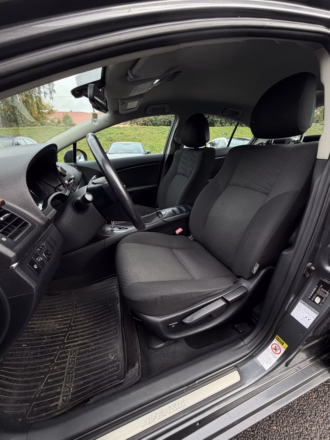 Toyota Avensis фото 12