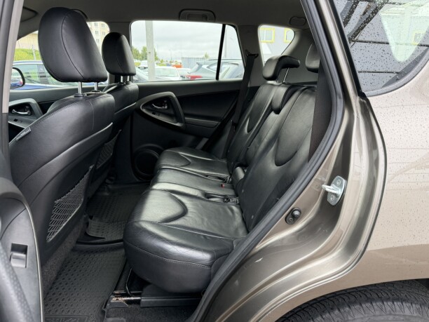 Toyota RAV4 фото 8
