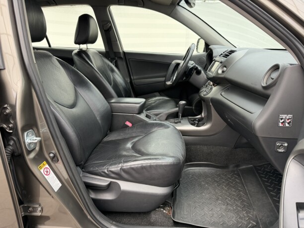 Toyota RAV4 фото 7