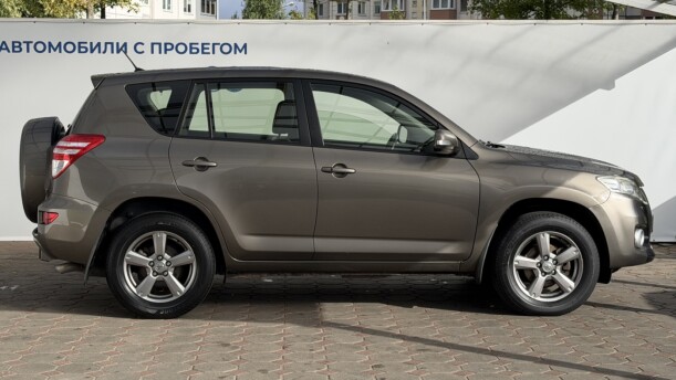 Toyota RAV4 фото 5